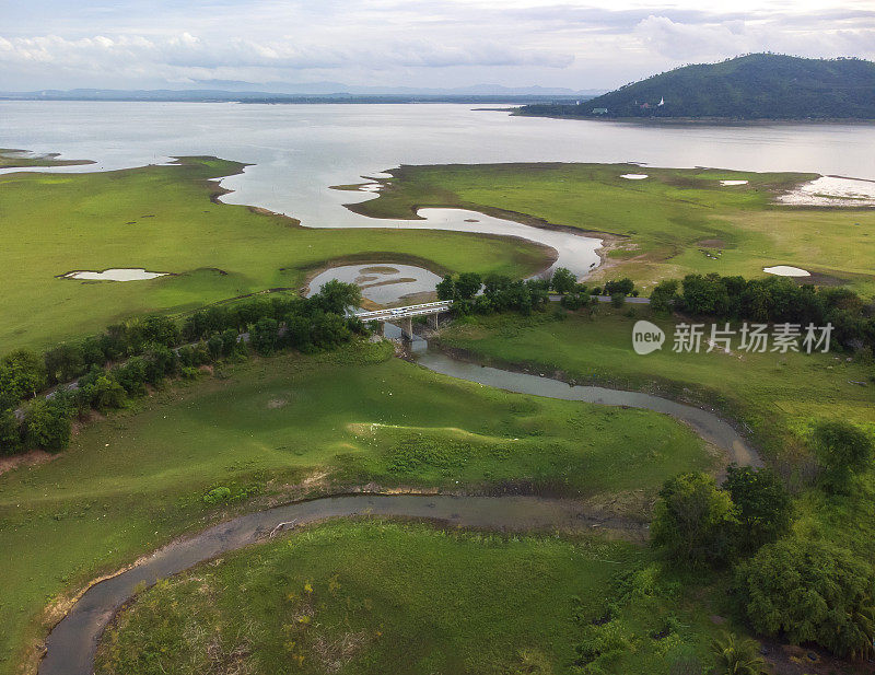 鸟瞰湖泊景观在泰国与铁路横跨湖泊和山的场景背景下夏天的蓝天在华富里省帕Sak Jolasid大坝